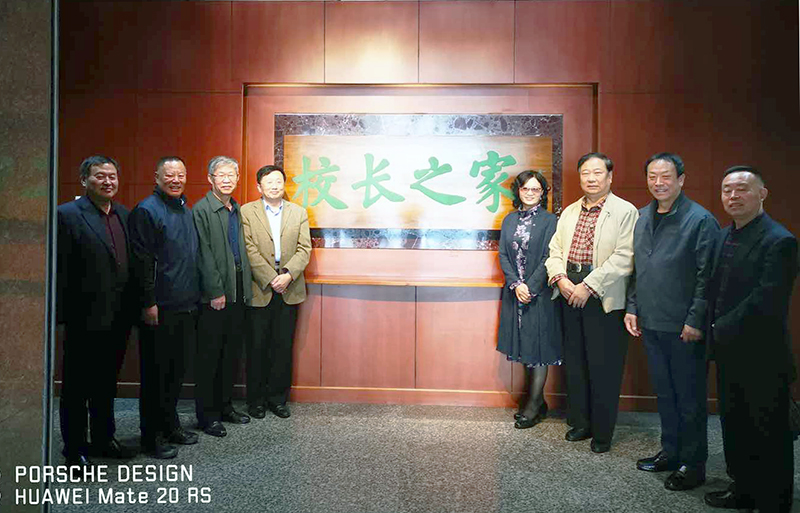 座谈会后，在班主任和老师的陪同下，校友们重温校园风景，再次步入二十年前学习、生活的地方，勾起了校友们对学习期间点点滴滴的美好回忆。（供稿：培训部 王成龙；摄影：图书信息技术部 于荣壮及校友）