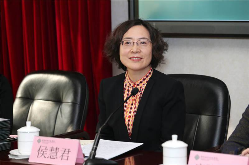 侯慧君在致辞时,首先对本期香港教育交流团圆满完成各项学习交流任务表示祝贺,对香港教育局、中联办给予国家教育行政学院的信任表示感谢。她表示,此次交流时间虽短,有效培训时间仅仅3天半,但是学习交流内容十分丰富,共安排了4场讲座、4次参访,还有一次专题结构化研讨,大家全身心的投入确保此次交流取得了非常好的效果。 侯慧君在致辞时,首先对本期香港教育交流团圆满完成各项学习交流任务表示祝贺,对香港教育局、中联办给予国家教育行政学院的信任表示感谢。她表示,此次交流时间虽短,有效培训时间仅仅3天半,但是学习交流内容十分丰富,共安排了4场讲座、4次参访,还有一次专题结构化研讨,大家全身心的投入确保此次交流取得了非常好的效果。