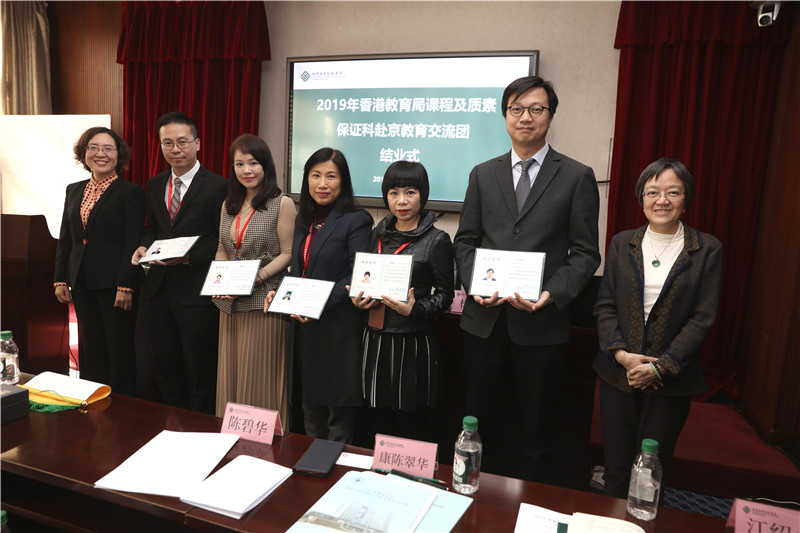 侯慧君指出,新中国建立70年来,我们构建了世界上最大的教育体系,努力攻克“穷国办大教育”难题,日益满足了人民群众对更高质量更加公平的教育的期待,逐步向教育强国迈进。 侯慧君指出,新中国建立70年来,我们构建了世界上最大的教育体系,努力攻克“穷国办大教育”难题,日益满足了人民群众对更高质量更加公平的教育的期待,逐步向教育强国迈进。