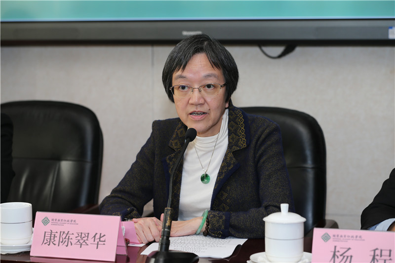 康陈翠华在致辞时表示,非常感谢国家教育行政学院在短时间内为交流团提供了丰富的学习交流内容,讲座主题安排科学合理,聘请专家的讲座十分符合需求,衷心感谢学院的辛勤付出,使得本次交流圆满顺利。 康陈翠华在致辞时表示,非常感谢国家教育行政学院在短时间内为交流团提供了丰富的学习交流内容,讲座主题安排科学合理,聘请专家的讲座十分符合需求,衷心感谢学院的辛勤付出,使得本次交流圆满顺利。