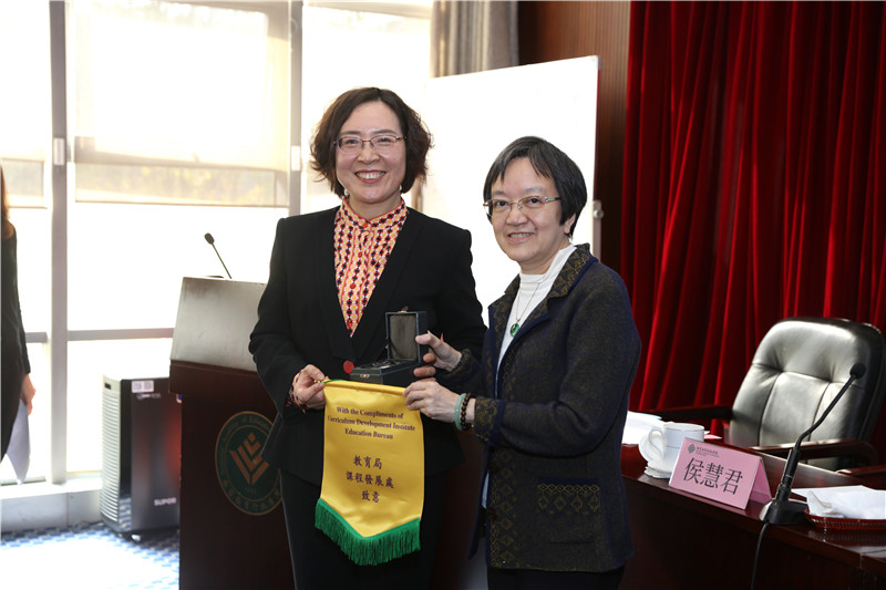 在结业式上,香港教育局交流团代表江绍卓、陈少泉、方耀泽、何黄少凤、邱芷茵等团员进行了交流发言。他们表示通过此次学习交流,获益良多,全面的、系统的了解了国家教育的基本情况、课程改革情况及考试情况,返回香港后,做到学以致用,在工作岗位上提供更加优质的教育服务,推动香港与内地教育的良好发展。(供稿:教育行政教研部 杨程;摄影:图书信息技术部 于荣壮) 在结业式上,香港教育局交流团代表江绍卓、陈少泉、方耀泽、何黄少凤、邱芷茵等团员进行了交流发言。他们表示通过此次学习交流,获益良多,全面的、系统的了解了国家教育的基本情况、课程改革情况及考试情况,返回香港后,做到学以致用,在工作岗位上提供更加优质的教育服务,推动香港与内地教育的良好发展。(供稿:教育行政教研部 杨程;摄影:图书信息技术部 于荣壮)