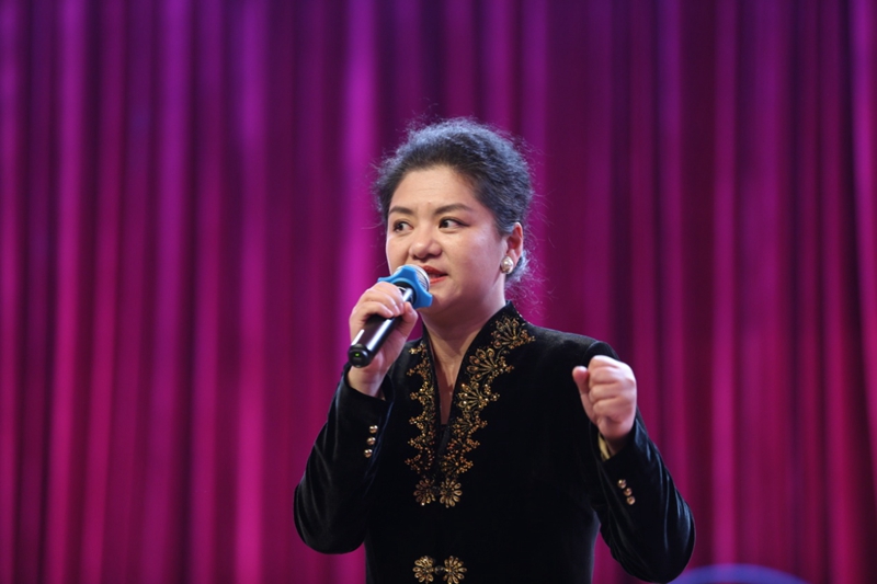 音乐会开始前,指挥、导聆陈冰教授首先登台讲解了乐器基本知识。 音乐会开始前,指挥、导聆陈冰教授首先登台讲解了乐器基本知识。