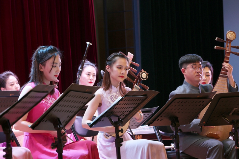 其中,“古韵悠扬”篇章演奏了《春江花月夜》《十面埋伏》《夜深沉》;“七彩中国”篇章演奏了《在那遥远的地方》《山歌》《草原天地》;主题“不忘初心”篇章演奏了《之初》《延安随想》《一杯美酒》《故乡是北京》等精彩曲目,将音乐会逐步引向高潮,为观众带来了一场精彩绝伦的艺术视听盛宴,演出赢得了一阵阵热烈的掌声。 其中,“古韵悠扬”篇章演奏了《春江花月夜》《十面埋伏》《夜深沉》;“七彩中国”篇章演奏了《在那遥远的地方》《山歌》《草原天地》;主题“不忘初心”篇章演奏了《之初》《延安随想》《一杯美酒》《故乡是北京》等精彩曲目,将音乐会逐步引向高潮,为观众带来了一场精彩绝伦的艺术视听盛宴,演出赢得了一阵阵热烈的掌声。