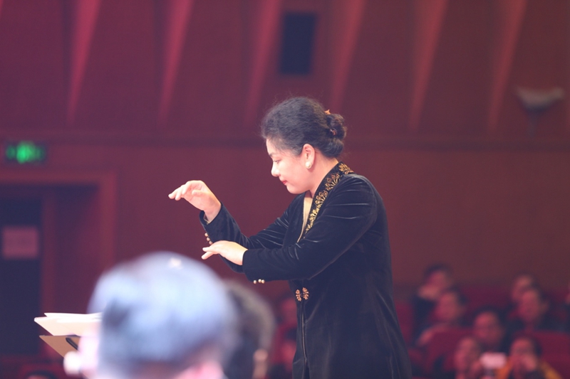 随后,音乐会在民族室内乐《欢庆序曲》中拉开序幕。音乐会主要围绕三个篇章展开。 随后,音乐会在民族室内乐《欢庆序曲》中拉开序幕。音乐会主要围绕三个篇章展开。