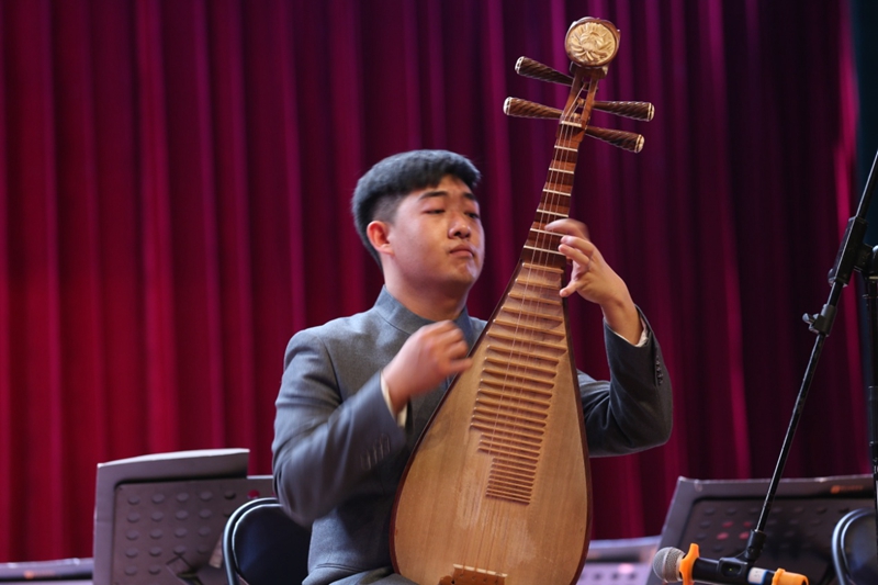 全场还穿插进行了简单的乐器形制和演奏方法的展示,强烈的互动感,深深吸引了观众的注意力。 全场还穿插进行了简单的乐器形制和演奏方法的展示,强烈的互动感,深深吸引了观众的注意力。