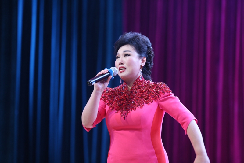 特邀著名女高音歌唱家、歌剧表演艺术家、北京音乐家协会副主席、中央音乐学院教授、国家一级演员黄华丽带来的倾情演唱,深受大家欢迎。 特邀著名女高音歌唱家、歌剧表演艺术家、北京音乐家协会副主席、中央音乐学院教授、国家一级演员黄华丽带来的倾情演唱,深受大家欢迎。