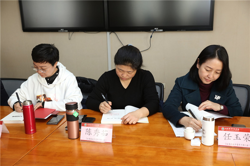 （图为中青班学员认真书写寄语）本次捐书活动，是中青班学员贯彻落实陈宝生部长在学院2019年秋季学期开学典礼上关于“拼命的阅读”要求的体现，也是学院共建“精神家园”的重要举措。一本书传承一种精神，通过扉页的感想交流，表达了对后来参训校友的希望和寄语，表达了对学院深厚浓烈的情谊，也表达了学员们对教育事业的热爱和担当。