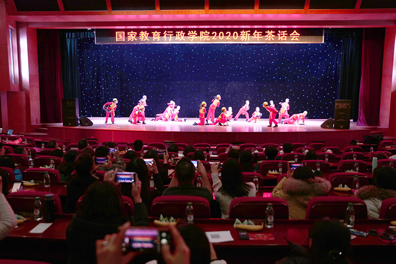 茶话会在附属实验学校孩子们欢快的舞蹈《算盘声声》中拉开了序幕，奏响了迎新年的华美乐章。孩子们自信又富有创意的舞姿，尽显小小舞蹈家的风采，赢得在场观众的阵阵掌声。