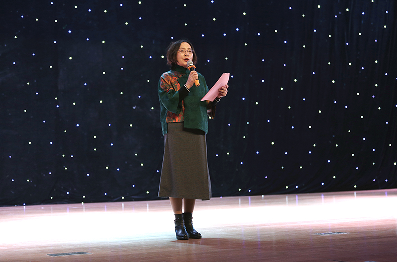 序曲后，侯慧君作了热情洋溢的新年致辞。她说，我们马上就要进入2020年了，今天全体国教院人以阖家团圆茶话会的形式总结我们的过去，以更加昂扬的热情迎接新一年的到来。代表学院党委向一年来在教育干部事业培训岗位上履职尽责、付出智慧和汗水的全体教职员工和离退休人员表示由衷的敬意！向关心学院事业发展的各级组织、各有关部门和社会各界表示诚挚的感谢！她指出，这一年，学院不折不扣地贯彻落实党中央和部党组的决策部署，坚定“四个自信”，增强“四个意识”，坚决做到“两个维护”，在党的建设、主题教育、对口扶贫、培训教学、科学研究、管理服务、校园文化等方方面面取得了骄人的成绩，促成了学院各项事业的快速发展，向部党组上交了一份合格的答卷。新的一年里，我们要在部党组和学院党委的领导下，继续奋发有为，不断加强自身建设，攻坚克难、狠抓落实，一步一个脚印，扎实书写“奋进之笔”，共同推动学院事业的发展，再创教育培训事业新的佳绩。最后，她祝大家在新的一年里身体健康、阖家幸福，再谱教育改革发展的动听之歌！