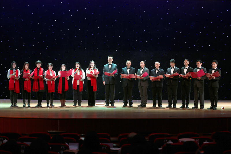 院办、纪检办、党校办（宣传中心）联合演出的的男女声小合唱，带来了大家耳熟能详的俄罗斯歌曲《喀秋莎》和《游击队之歌》，节奏明快、简捷，旋律朴实、流畅，带动了全场观众的氛围。