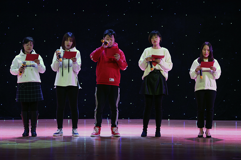 财务处改编的演唱的《相亲相爱一家人》，除了优美的歌声还配发了工作场景视频，再现了财务处同志们平时的工作状态，赢得了在场观众的阵阵喝彩。