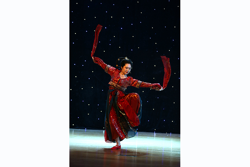 科研部姚橹的古典舞《清平乐》穿越时空，优美高雅。