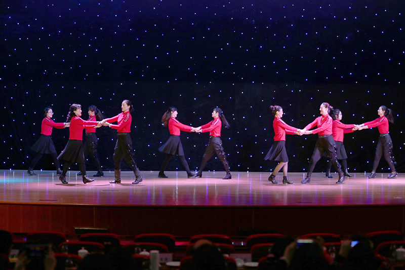 学院“水兵舞兴趣小组”带来的舞蹈《我爱你中国》，展现了学院教职工的活力和昂扬向上的精神风貌。