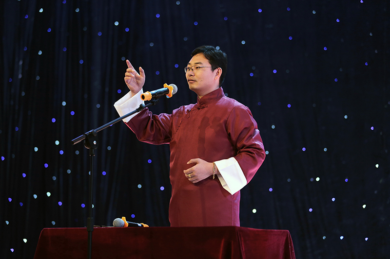 社会科学教研部赵玄的脱口秀《我这一年》，以诙谐幽默的语言感染力，为大家展示了脱口秀的魅力，场内笑声不断，洋溢着温馨幸福。