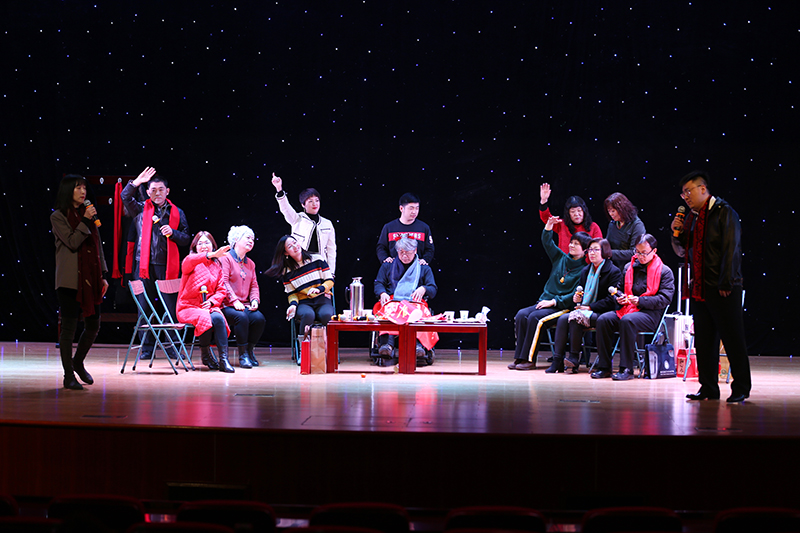 进修部的歌曲情景剧《回家》，以别样的形式展现了亲人团聚的情景，充分抒发了对家的深深眷恋，对今天来之不易幸福生活的感恩与珍惜之情，整个报告厅充满融洽、和谐、温馨的大家庭氛围。