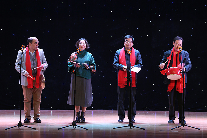 茶话会节目演出，在院领导侯慧君、毛力提、于京天、王治军带来的三句半《新时代的国教院》中落下帷幕。节目形式诙谐幽默，金句频出、高潮迭起，呈现出学院这个大家庭的欢乐和谐；伴随着铿锵的镲声和咚咚的鼓点，学院发展的点点滴滴展现眼前，一句句道出了全体学院人团结和谐、兢兢业业、攻坚克难、积极进取的良好精神面貌，讲出了国教院人不忘初心、抒写“奋进之笔”，为党的干部教育事业不懈奋斗的主旋律，笑声掌声连绵不断，将晚会推向了最高潮。