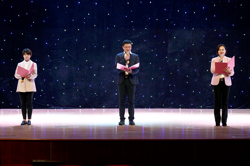 远程培训中心用东北话、山东话、河南话三种方言朗诵《致橡树》，高雅中夹杂着泥土的芬芳，这种雅俗共赏的表演形式逗得全场观众笑声连连，直呼太接地气，为大家带来了别样的新鲜感。