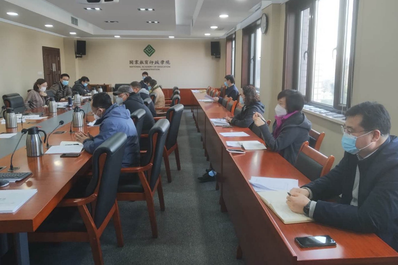 会议要求，要在扎实推进既有工作的基础上，积极开展党员民主评议、年度发展报告撰写、培训者培训课程开发、网络培训项目拓展等各项工作，重点启动新学期开班相关工作的预案制定。会议由学院疫情防控工作领导小组组长侯慧君主持，全体小组成员及相关部门负责人参加了会议。（学院宣传中心 胡锐军）