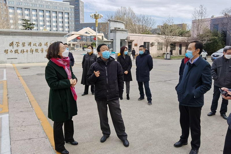 侯慧君详细介绍了学院疫情防控的一系列举措，尤其对近期学院如何紧跟习近平总书记最新指示和疫情形势变化，坚决贯彻落实党中央、部党组系列部署及大兴区委关于属地单位防控工作安排，统筹疫情防控和学院事业发展，确保学院开课“延期不延工”等的最新措施作了重点介绍，并代表院党委向区委区政府、区人大和清源街道对学院疫情防控工作给予的大力支持表示感谢。