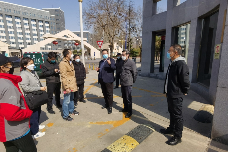 3月11日中午，大兴区纪委监委第三监察室副主任陈柳名一行也来到学院检查学院疫情防控工作，学院领导韩旭，学院办公室、后勤管理服务中心相关负责同志陪同。陈柳名详细询问了学院人员返岗复工方案、外地返京人员安排、废弃口罩等特殊医疗防护物资和厨余垃圾处置、集体宿舍管理防控等疫情防控措施情况。韩旭和有关同志作了详细解答和介绍，并表示一定按照相关部署要求把学院的疫情防控工作做得更细更密更严。（学院宣传中心 胡锐军）