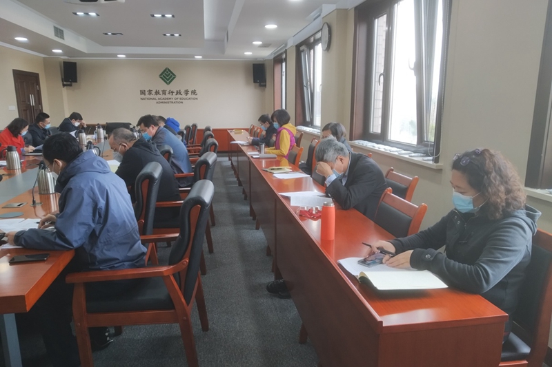 会议指出,习近平总书记的重要讲话,深入分析了当前国内外疫情防控和经济发展的新形势,对如何统筹推进我国疫情防控和经济社会发展工作作出了再部署。使我们对当前国内外疫情形势的复杂性、严峻性有了深刻的认识,我们一定要深入学习领会,切实把思想和行动统一到总书记重要指示要求和党中央决策部署上来,不能有一丝一毫的马虎,继续把各项防控工作抓紧抓实抓细,“小心驶得万年船”,一定要“管好人、管好门”,把防控工作一抓到底,决不能让学院来之不易的防御成果功亏一篑。要增强必胜之心、责任之心、仁爱之心、谨慎之心,以党建为抓手,继续统筹推进学院培训事业发展各项工作有序运转,做好相关培训班次开课前的各项准备筹备工作,努力把疫情造成的影响降到最低程度。(学院宣传中心 胡锐军) 会议指出,习近平总书记的重要讲话,深入分析了当前国内外疫情防控和经济发展的新形势,对如何统筹推进我国疫情防控和经济社会发展工作作出了再部署。使我们对当前国内外疫情形势的复杂性、严峻性有了深刻的认识,我们一定要深入学习领会,切实把思想和行动统一到总书记重要指示要求和党中央决策部署上来,不能有一丝一毫的马虎,继续把各项防控工作抓紧抓实抓细,“小心驶得万年船”,一定要“管好人、管好门”,把防控工作一抓到底,决不能让学院来之不易的防御成果功亏一篑。要增强必胜之心、责任之心、仁爱之心、谨慎之心,以党建为抓手,继续统筹推进学院培训事业发展各项工作有序运转,做好相关培训班次开课前的各项准备筹备工作,努力把疫情造成的影响降到最低程度。(学院宣传中心 胡锐军)