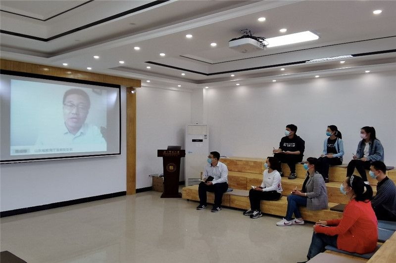 结业式上，湖北省教育厅思政社科处处长赵耿、山东省教育厅宣教处处长陈成标分别代表省级教育行政部门发言。赵耿表示，本次培训为身处疫情防控一线的辅导员们及时补充了力量、增强了信心，是一次大动员、大提升，为高校辅导员参与武汉保卫战、湖北保卫战和全国抗击疫情胜利提供了坚强后盾。陈成标表示，本次培训主题鲜明、形式多样、内容科学、师资高端、组织有序，广大学员通过学习进一步坚定了信心和决心，强化了责任担当，培训达到了预期目的。另外，武汉大学刘嘉梅老师、吉林大学华蕊老师、华南师范大学赵頔老师、南阳医学高等专科学校刘怀东老师作为高校辅导员代表，分别围绕思想引导、学习辅导、就业指导、心理疏导等主题进行了汇报交流。