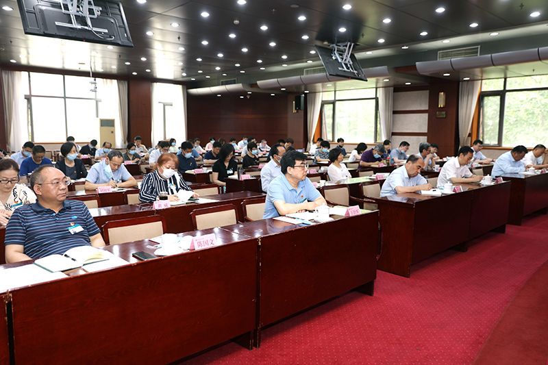 会议还安排教务部党支部书记刘亚荣、远程培训中心党支部书记樊平军和后勤管理服务中心党总支书记王德刚等同志结合部门党建工作，分别围绕强化支部政治功能促脱贫攻坚、党建业务融合促干训扶贫、党员干部在疫情防控工作中的忠诚担当等方面作交流发言。会上，侯慧君代表学院党委与人事处党支部、科研部党支部、教务部党支部、进修部党支部、培训部党支部、学校管理教研部党支部和图书信息技术部党支部等七位新任支部书记，分别签订《落实党建工作责任制和全面从严治党主体责任承诺书》，切实强化部门负责人“一岗双责”意识。学院领导班子全体成员，党委委员，纪委委员，学院党的建设和全面从严治党工作领导小组全体成员，学院党建组织员和各党支部书记、支委共66人参加了会议。（学院办公室 舒刚、陈灏；摄影：图书信息技术部 于荣壮）