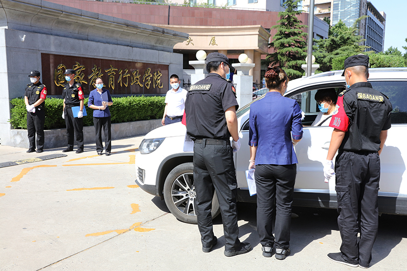 在进行了身份信息核实、体温检测、绿码查验、行李消毒等一系列防控程序后，自驾车和自行前来报到的“学员”分别有序进入校园。