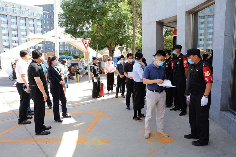 演练现场，不时听到“您好！请您出示相关证件！”“您好！请您配合测量体温！”的声音。