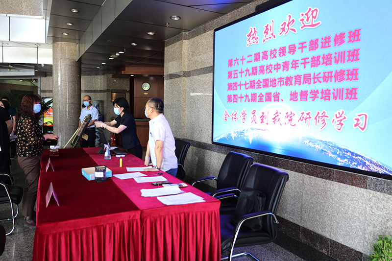 学院党委高度重视此次模拟演练，进行了周密部署。相关部门围绕学员报到、住宿安排、餐厅就餐、应急处置等关键环节，制定了详细方案，做了大量的前期准备工作。演练过程中，每到一处，学院领导一边听取各环节的安排情况汇报，一边对其中存在的漏洞和不足予以指导纠正。整个演练过程紧张有序、各个环节衔接顺畅、工作人员紧密配合，为学员安全报到打下了坚实基础。（供稿：宣传中心 吕瑞文；摄影：图书信息技术部 于荣壮）