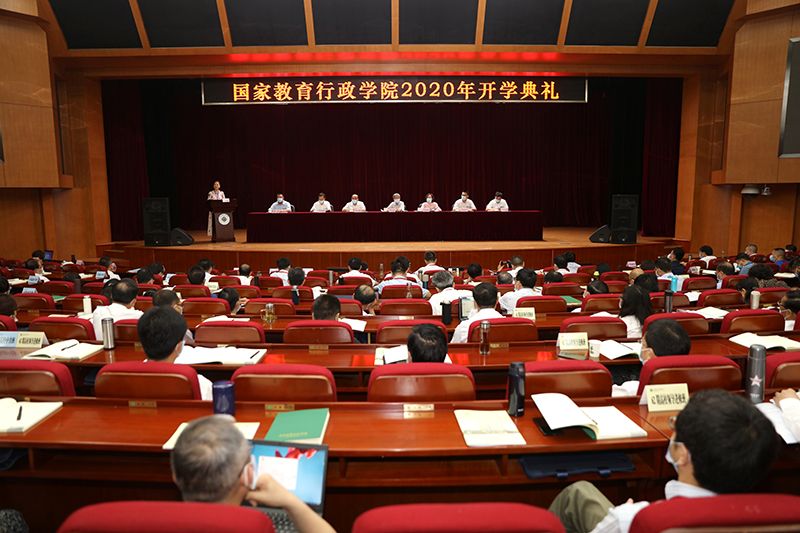 开学典礼上，学员代表和班主任代表先后发言。