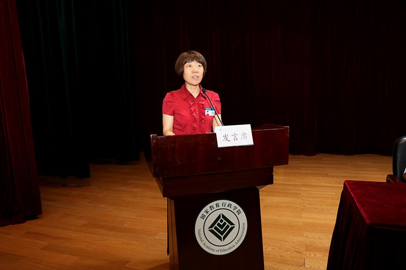 班主任代表、学校管理教研部副主任李永贤发言。