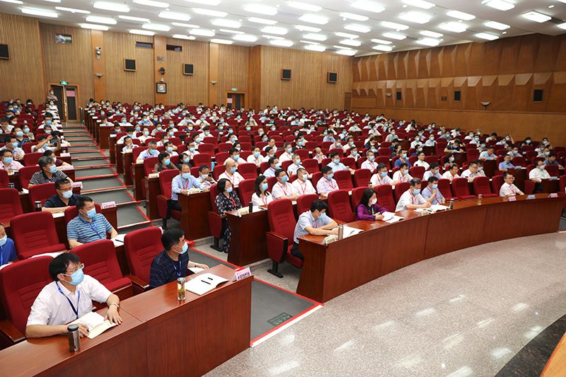 同期开学的第62期高校领导干部进修班、第59期高校中青年干部培训班、第47期全国地市教育局长研修班、第49期全国省地督学培训班等四个班次的学员，以及学院全体干部教师共480人参加了开学典礼。（供稿：社会科学教研部 赵京；摄影：图书信息技术部 于荣壮；编审：宣传中心 张进强）