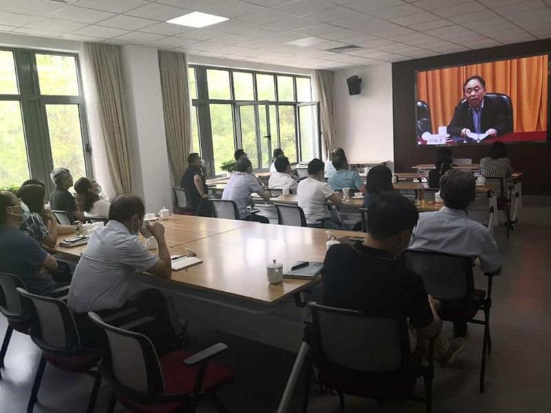 全体与会人员集中学习了“伟大历程 恢弘画卷——庆祝中国共产党成立99周年”专题片、“习近平给复旦大学青年师生党员回信”的新闻联播专题片和《共产党宣言的味道》专题视频等内容，重点收看学习了中国社会科学院马克思主义研究院党委书记、院长邓纯东同志《原著导读：共产党宣言的基本思想和现实意义》的视频专题报告。（学院办公室 舒刚、陈灏）