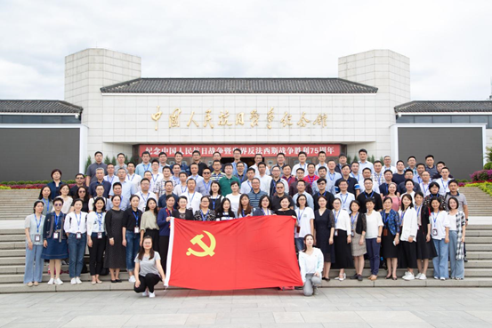 在全国人民纪念抗日战争胜利75周年之际，9月11日下午，第19期浙江省高校中青年干部培训班118人来到“七七事变”爆发地——卢沟桥遗址和中国人民抗日战争纪念馆开展临时党支部活动。