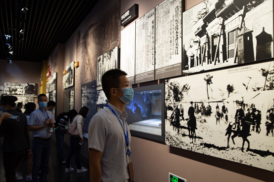 走进抗战纪念馆，学员们在大厅的抗日民族统一战线雕塑《血热长城》前久久伫立。这六组硕大的人群雕塑紧紧连在一起，象征着抗日战争期间，中华民族血肉与共，为争取民族独立、人民解放，虽饱受苦难，依然满怀信心，奋斗不止的抗战精神。纪念馆通过实物、图片、文字等形式，呈现了从“九一八事变”到侵华日军正式投降的整个过程。学员们在看到日军犯下的累累罪行时无不痛心疾首，看到国民政府的全线溃败时无不怒其不争，看到敌后战场上的一次次大捷时无不欢欣鼓舞。踏上有着近千年历史的卢沟桥，看到车轮在石板上碾出的一道道深痕，有学员感慨，一个有着光辉文明千年古国，为何会沦落到任人欺负的地步。这次活动，让学员们认识到了“落后就要挨打”的深刻道理，更让学员们认识到了民族危难时刻，只有中国共产党才能救中国的历史必然。学员们纷纷表示，这是一堂生动的党课，作为教育战线的中青年干部，一定要铭记历史，珍惜来之不易的胜利果实，弘扬伟大抗战精神，坚守教育事业，为祖国培育一代又一代英才。（撰稿/摄影：二班学员、浙江海洋大学党委宣传部副部长 王利明；审稿：班主任：许杰、田岚洁）