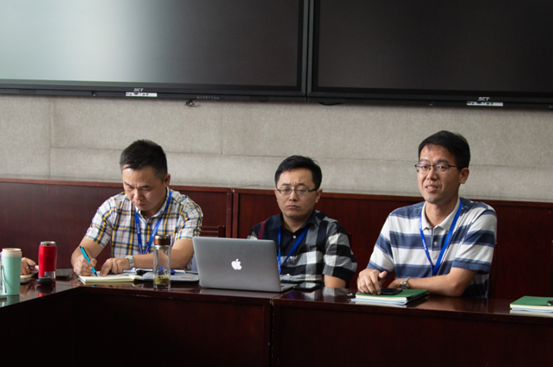 二班班长、浙江科技学院外国语学院/中德学院党委书记、副院长汤力峰(右三)在交流 二班班长、浙江科技学院外国语学院/中德学院党委书记、副院长汤力峰(右三)在交流