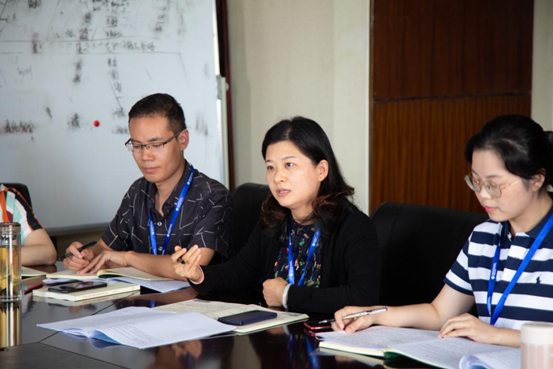 六班学员、浙江特殊教育职业学院学工部副部长李桂枝(中)在交流 六班学员、浙江特殊教育职业学院学工部副部长李桂枝(中)在交流