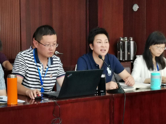 二班学员、金华职业技术学院国际合作交流处处长章文君(中)在交流 二班学员、金华职业技术学院国际合作交流处处长章文君(中)在交流