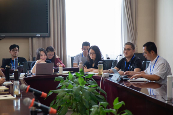 二班学员、绍兴文理学院化学化工学院执行院长、党委副书记曾敏峰(右二)在交流 二班学员、绍兴文理学院化学化工学院执行院长、党委副书记曾敏峰(右二)在交流