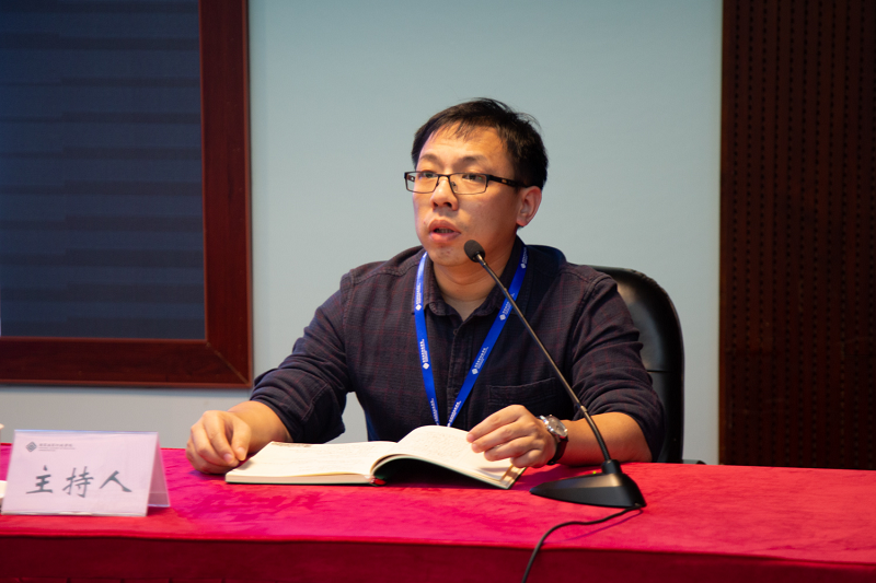 本期微讲坛由六班学员、温州商学院金融贸易学院副院长汪占熬主持。(供稿:六班学员、浙江师范大学人文学院党委副书记 莫世亮 摄影:二班学员、浙江海洋大学党委宣传部副部长 王利明 审稿:班主任:许杰、田岚洁) 本期微讲坛由六班学员、温州商学院金融贸易学院副院长汪占熬主持。(供稿:六班学员、浙江师范大学人文学院党委副书记 莫世亮 摄影:二班学员、浙江海洋大学党委宣传部副部长 王利明 审稿:班主任:许杰、田岚洁)