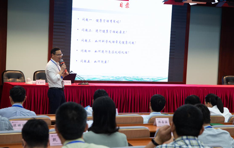 9月21日下午,第19期浙江高校中青班在行知厅举行第三期学员“微讲坛”。本期讲坛聚焦“生命健康”主题,由两位学员分别从中西医视角作了讲解。二班学员、温州医科大学仁济学院院长李章平从西医学的角度为大家科普了“如何进行自我健康管理”。 9月21日下午,第19期浙江高校中青班在行知厅举行第三期学员“微讲坛”。本期讲坛聚焦“生命健康”主题,由两位学员分别从中西医视角作了讲解。二班学员、温州医科大学仁济学院院长李章平从西医学的角度为大家科普了“如何进行自我健康管理”。