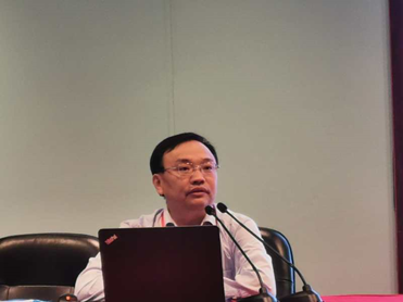 夏立新教授是教育部新世纪优秀人才,湖北省新世纪高层次人才第二层次人选,全国图书馆标准化技术委员会委员,中国图书馆学会理事,中国情报学会理事,中国科学技术情报学会信息咨询专业委员会副主任,湖北省图书馆学会常务理事,湖北省信息学会常务理事,湖北省图书馆学会现代化专业委员会副主任,湖北省农村信息化咨询专家。本次微讲坛的主题是信息化与教育创新。夏教授从超前识变——顺应时代发展需求启动信息化教学改革、从容应变——应对疫情防控需要从容推进在线教学、主动求变——应对新挑战要求推进人才培养体系重构等三个方面,详细介绍了华中师范大学把握信息时代机遇,依托信息技术战略发展和学科优势,在推进信息技术与教育教学不断融合中追求新时代教育创新的探索和实践,为大家提供了教育信息化建设先进高校的经验和启示。本次微讲坛,让大家进一步认识到,在未来的教育强国、建设高水平大学的征程中,紧紧把握以教育信息化全面推动教育现代化的时代脉搏,在“识变·应变·求变”中积极开展教育教学创新探索,将是应有之义。(供稿:三班组宣委员,天津外国语大学党委常委、副校长,余 江;审稿:分班主任、学校管理教研部,刘益东) 夏立新教授是教育部新世纪优秀人才,湖北省新世纪高层次人才第二层次人选,全国图书馆标准化技术委员会委员,中国图书馆学会理事,中国情报学会理事,中国科学技术情报学会信息咨询专业委员会副主任,湖北省图书馆学会常务理事,湖北省信息学会常务理事,湖北省图书馆学会现代化专业委员会副主任,湖北省农村信息化咨询专家。本次微讲坛的主题是信息化与教育创新。夏教授从超前识变——顺应时代发展需求启动信息化教学改革、从容应变——应对疫情防控需要从容推进在线教学、主动求变——应对新挑战要求推进人才培养体系重构等三个方面,详细介绍了华中师范大学把握信息时代机遇,依托信息技术战略发展和学科优势,在推进信息技术与教育教学不断融合中追求新时代教育创新的探索和实践,为大家提供了教育信息化建设先进高校的经验和启示。本次微讲坛,让大家进一步认识到,在未来的教育强国、建设高水平大学的征程中,紧紧把握以教育信息化全面推动教育现代化的时代脉搏,在“识变·应变·求变”中积极开展教育教学创新探索,将是应有之义。(供稿:三班组宣委员,天津外国语大学党委常委、副校长,余 江;审稿:分班主任、学校管理教研部,刘益东)