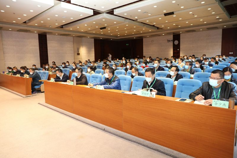 第六十期高校中青年干部培训班（高职中青第七期）共计91人，来自27个省市自治区及新疆兵团，平均年龄43岁。学员们听取报告后表示，陈司长的报告鼓舞人心、振奋精神，坚定了大家努力做好新时代职业教育工作的信念和决心。他们将通过专题讲座、学员论坛、典型案例、支部活动、大会交流、现场教学、外出调研、企业论坛和行业对话等方式进行为期两个月的培训。（撰稿：分班主任、教育行政教研部 佛朝晖；摄影：图书信息技术部 于荣壮）
