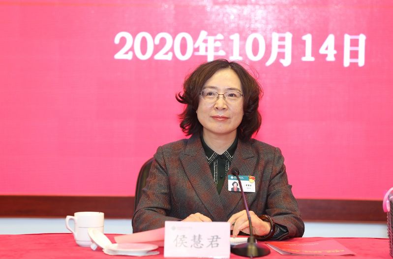 侯慧君首先代表教育部人事司和学院向在疫情防控常态化形势下圆满完成部党组规划的学习任务的全体学员表示祝贺，并对大家在研修学习期间给予学院各项管理工作的理解、配合与支持表示感谢。她指出，六十三期高校领导干部进修班汇聚了具有教育情怀的一群人，是一个信念坚定的、开拓奋进和担当有为的干事业的集体；是一个主动学习、自我革新和不断进取的集体。全体学员深入学习领会习近平新时代中国特色社会主义思想、特别是总书记关于教育的重要论述，十九届四中全会精神以及高等教育的前沿政策。通过研修学习，理论学习有新收获，党性修养有新提升，特别是更加坚定了“四个意识”、增强了“四个自信”，提高了坚决做到“两个维护”的思想自觉和行动自觉；学员们忠诚党的教育事业、扎根中国大地办大学的信念更加牢固，办学治校能力水平进一步提高，为成为政治家和教育家奠定了深厚的基础。侯慧君强调，国家教育行政学院是我们共同的“精神家园”，是使命共担、合作共赢、文化共建、幸福共享的精神家园。学院凝聚着促进中国高等教育科学健康发展的重要使命，“守初心、续清源薪火，担使命、建教育强国”是我们共同的企盼。希望大家学有所思、学有所用，围绕“立德树人”的根本目标，把学习研修成果转化为办学治校的有效实践，为实现教育现代化，建设中国特色高等教育强国做出应有的努力和贡献。