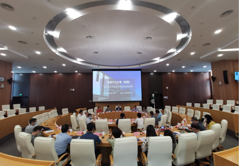 广东团一行21人调研了广州、深圳等地的部分高校和企业，先后走访了华南理工大学、华南农业大学、中山大学、深圳大学、香港中文大学（深圳）5所高校，华为技术有限公司位于东莞松山湖的研发中心和深圳改革开放展览馆，还沿着习近平总书记足迹在莲花山开展了主题党日活动。调研团根据不同高校的办学特点，通过召开座谈会、现场交流、实地考察等方式，就“双一流建设与新工科人才培养”“产学研结合、服务地方经济社会发展”“管理体制机制创新及拔尖人才培养”等专题进行了考察、学习和研讨，与所调研高校领导和相关人员进行互动交流。图为广东调研团在香港中文大学（深圳）座谈。