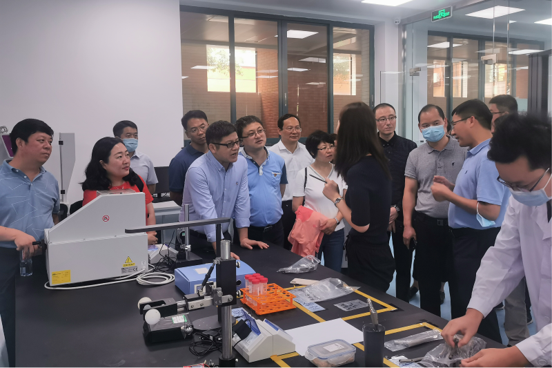 10月14日，广东调研团在华南理工大学国家重点实验室交流。