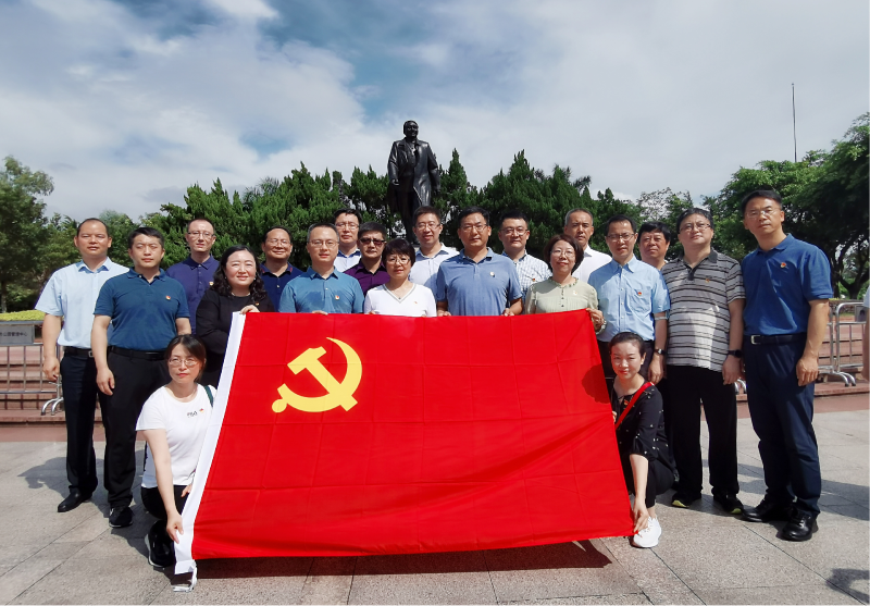 10月15日，广东调研团在深圳莲花山举行主题党日活动，向邓小平同志铜像献花，围绕习近平总书记在深圳经济特区建立40周年庆祝大会上的重要讲话展开现场学习。
