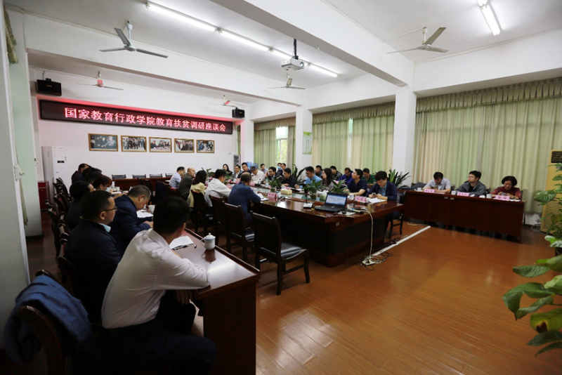 在百色市，广西调研团调研了右江民族医学院，学院在艰苦条件下努力办学、为当地培养医学人才的精神令团员们肃然起敬。