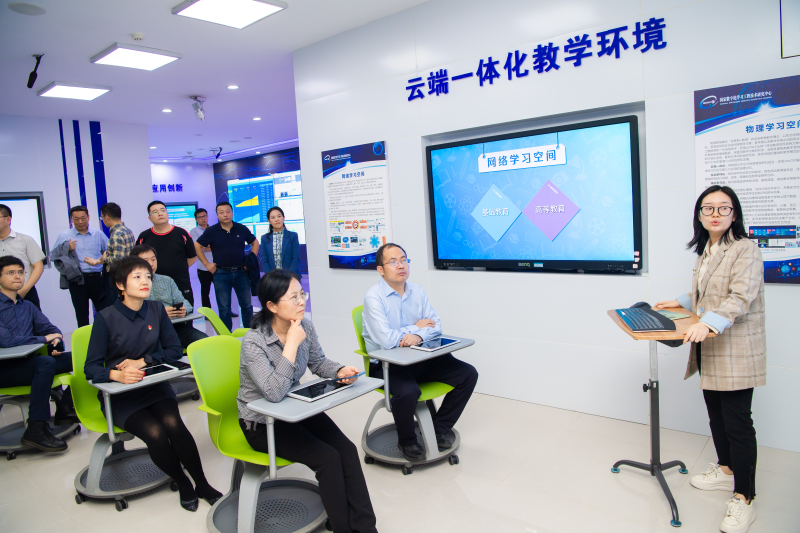 湖北调研团在华中师范大学国家数字化学习工程技术研究中心调研交流。